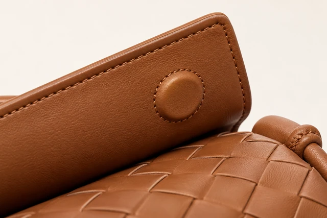 Magnetic closure in Caramel